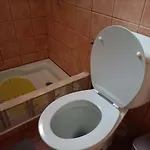 Matrimonial En Un Bajo Bano Compartido Areas Compartidas בית נופש *